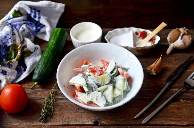 Tomato and cucumber salad with sour cream