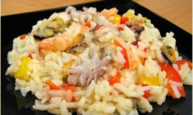 Rice with seafood, onion and pepper