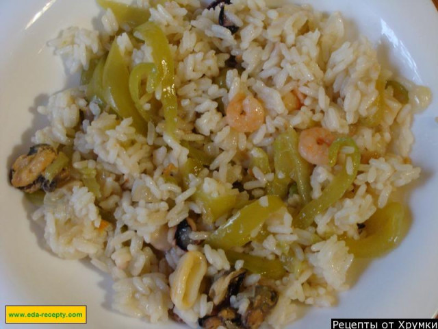 Rice with seafood, onion and pepper