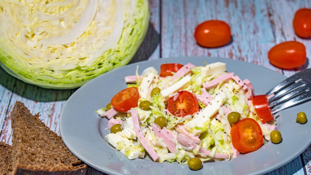 Quick salad of fresh cabbage with ham, cheese and peas