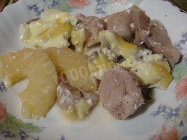 Chicken with pineapples and mushrooms