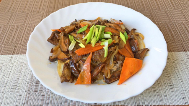 Roast beef with shiitake mushrooms and vegetables