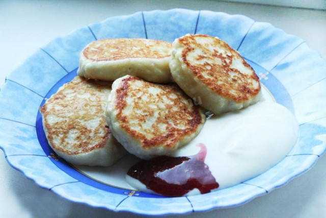 Semolina cheese cakes without flour made from cottage cheese with eggs