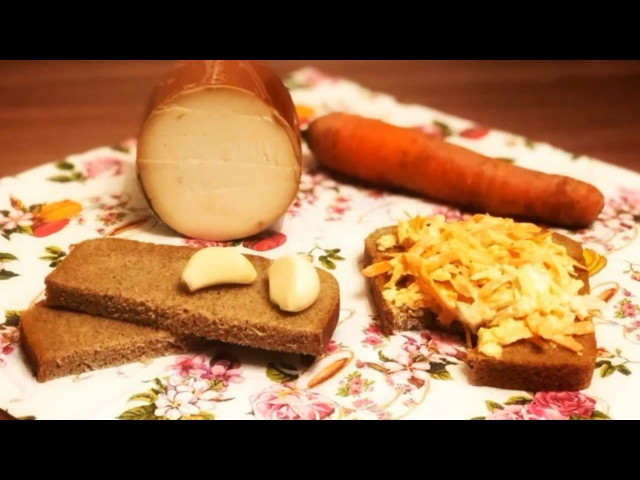 Cheese spread with garlic on bread in 3 minutes