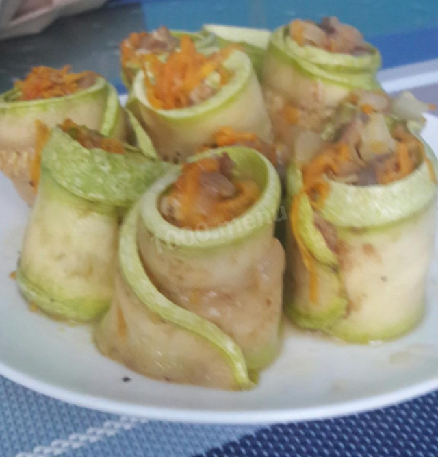 Zucchini rolls with mushrooms and carrots