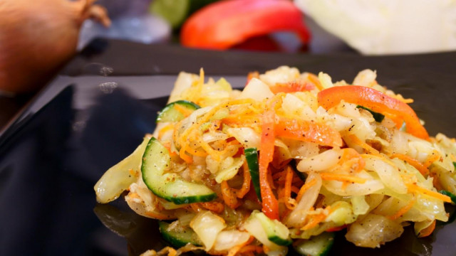 Cabbage salad with bell pepper in Korean