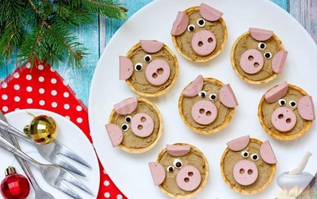 Tartlets with pate cute pigs