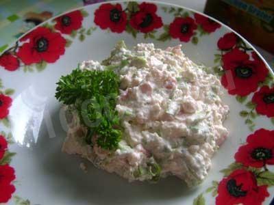Cottage cheese salad with herbs, garlic and tomatoes
