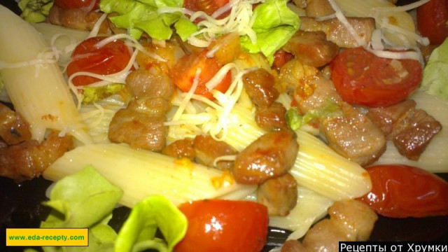 Pasta with bacon, cherry tomatoes, lettuce and cheese