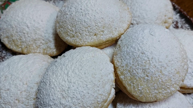 Delicate shortbread cookies with an Italian accent.