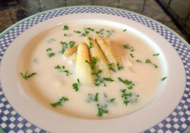 Delicious and simple asparagus puree soup