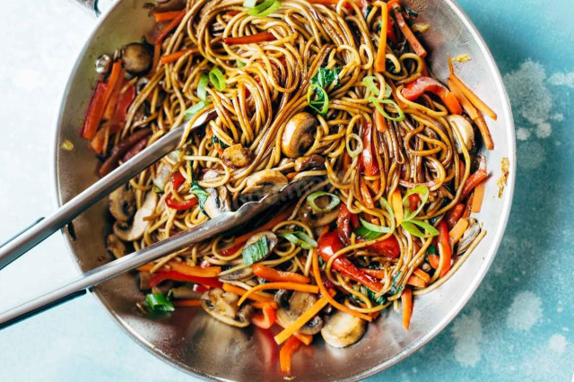 Noodles with vegetables and soy sauce