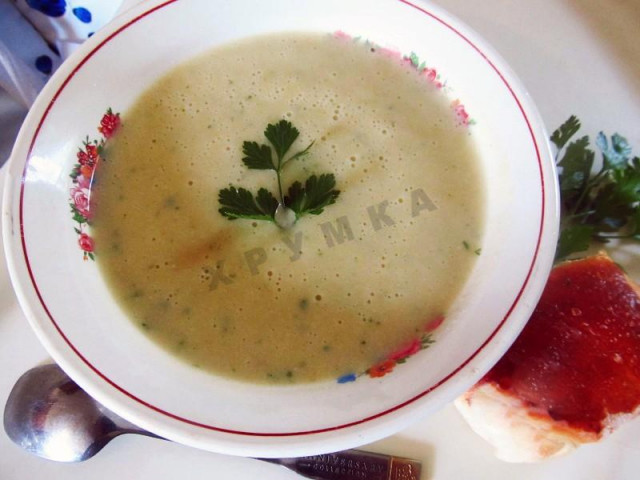 Vegetable cream soup with cream