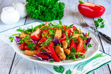 Warm salad with chicken, pepper and tomatoes