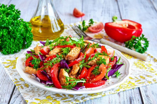 Warm salad with chicken, pepper and tomatoes