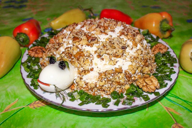 Turtle salad with chicken walnuts and apples