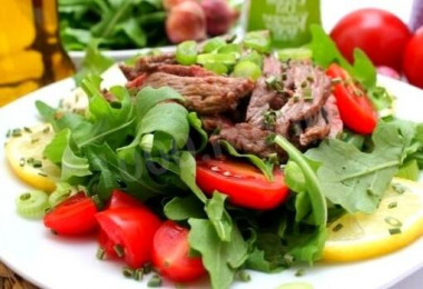 Salad with spinach, olives, potatoes and beef
