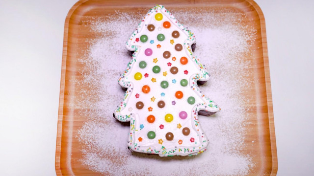 Christmas Tree cake with nutty flavor