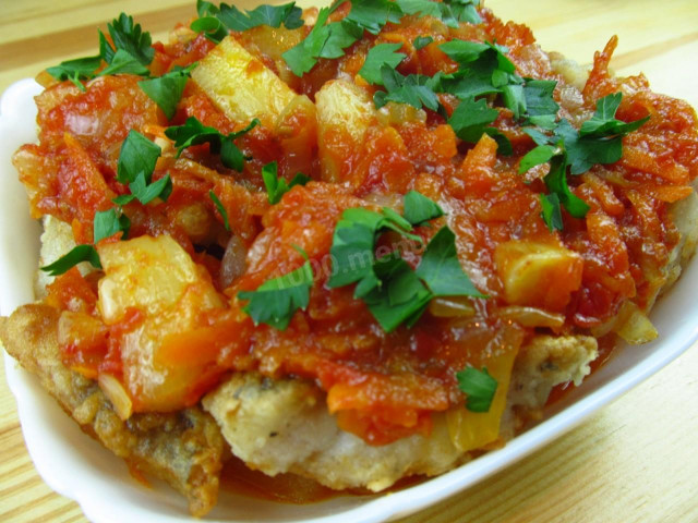 Fish in tomato sauce with pineapples