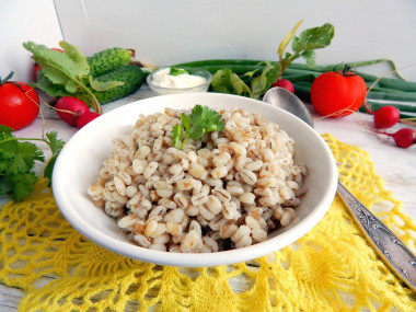 Pearl barley in a slow cooker pressure cooker