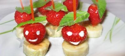 Fruit canapé with strawberries