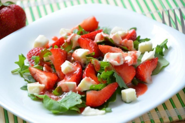 Salad with arugula and strawberries and cheese