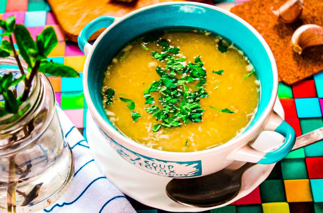 Mashed chicken soup with garlic