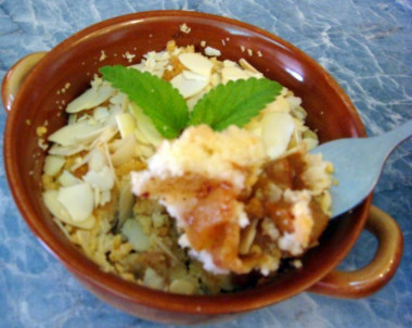 Apples, baked under streusel