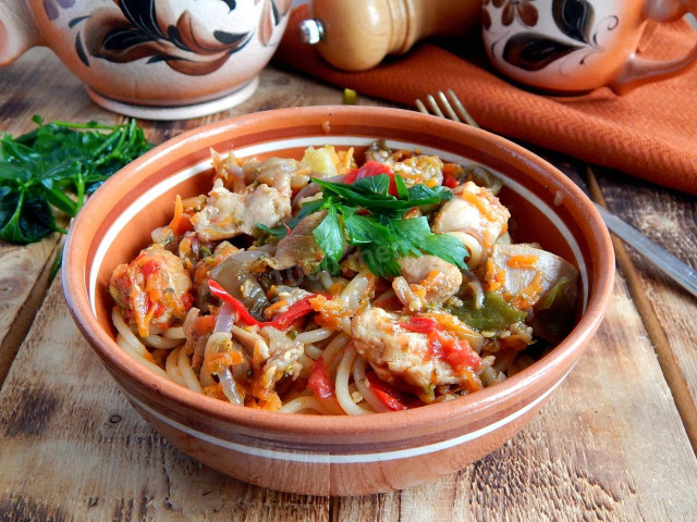 Noodles with chicken and vegetables in sauce