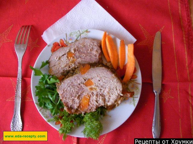Pork fillet stuffed with garlic and baked in foil