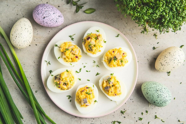 Eggs stuffed with onions and herring