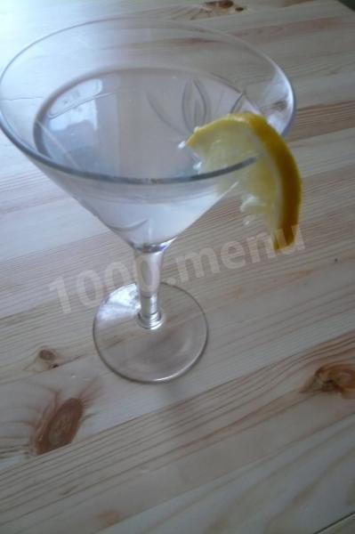 Martini cocktail with vodka and lemon