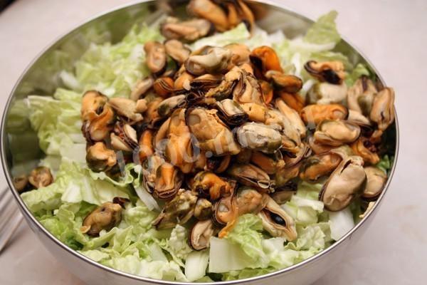 Salad with mussels without eggs