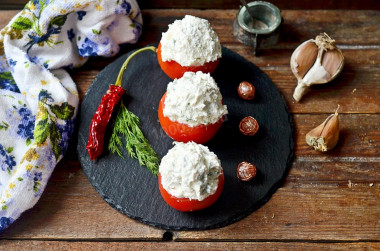 Tomatoes stuffed with cottage cheese and garlic