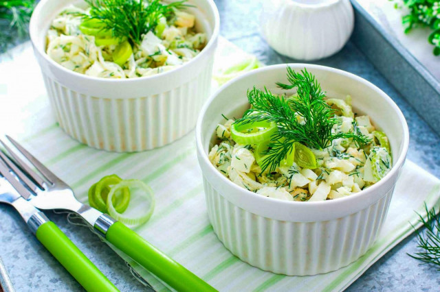 Salad with leeks and sour cream