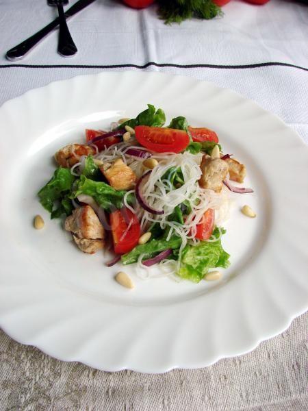 Rice noodle salad, chicken and vegetables
