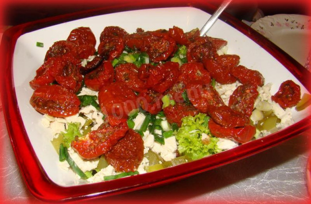 Salad with dried tomatoes and chicken
