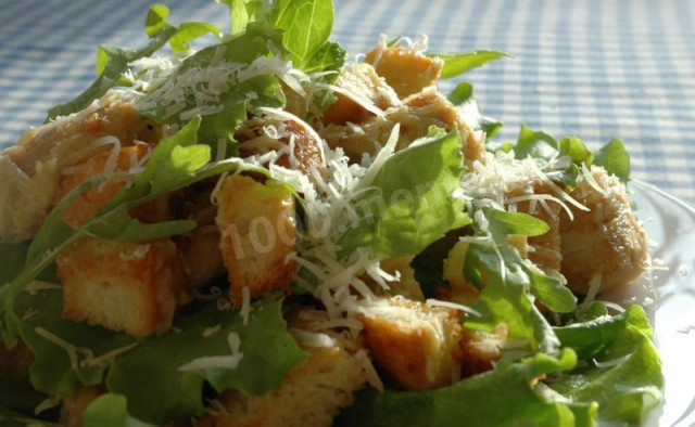 Caesar salad with crackers