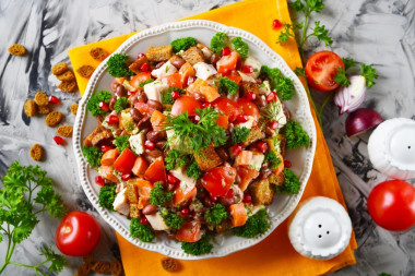 Salad with smoked breast beans and crackers