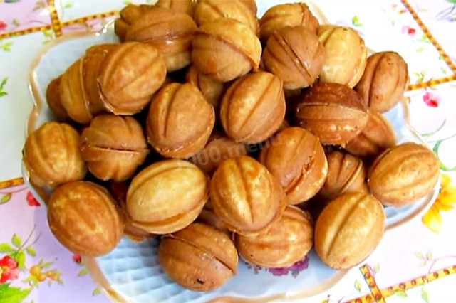 Cookies with condensed milk round nuts
