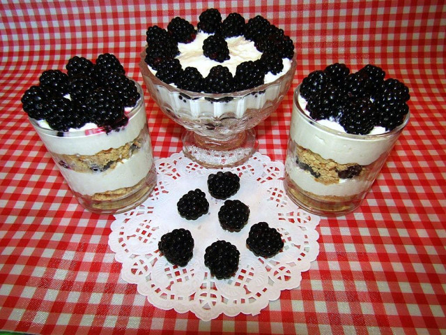 Cottage cheese dessert with blackberries