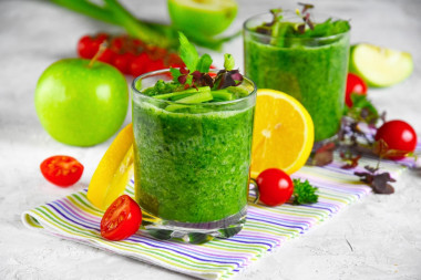 Green detox smoothie in a slimming blender