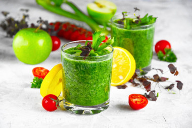 Green detox smoothie in a slimming blender