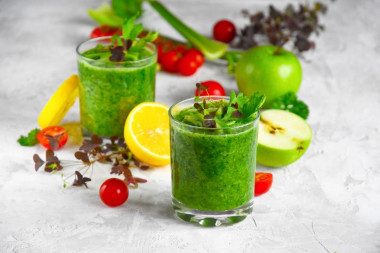 Green detox smoothie in a slimming blender