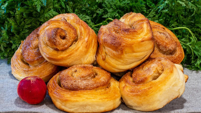 Buns made of yeast puff pastry with cinnamon and apples