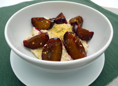 Protein-curd dessert with plum and whole oats