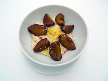 Protein-curd dessert with plum and whole oats