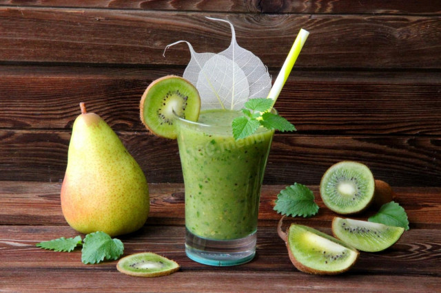 Kiwi Smoothie with a pear