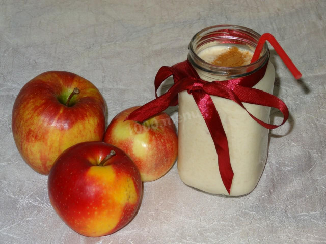 Kefir smoothie with apples and cinnamon