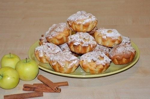 Juicy apple cupcakes with lemon